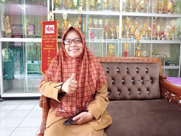 Potret Kepsek SMP Negeri 1 Rejang Lebong, Rachmawati, M.Pd Si, saat diwawancarai di ruang kepala Sekola, Senin, 09/12/2025