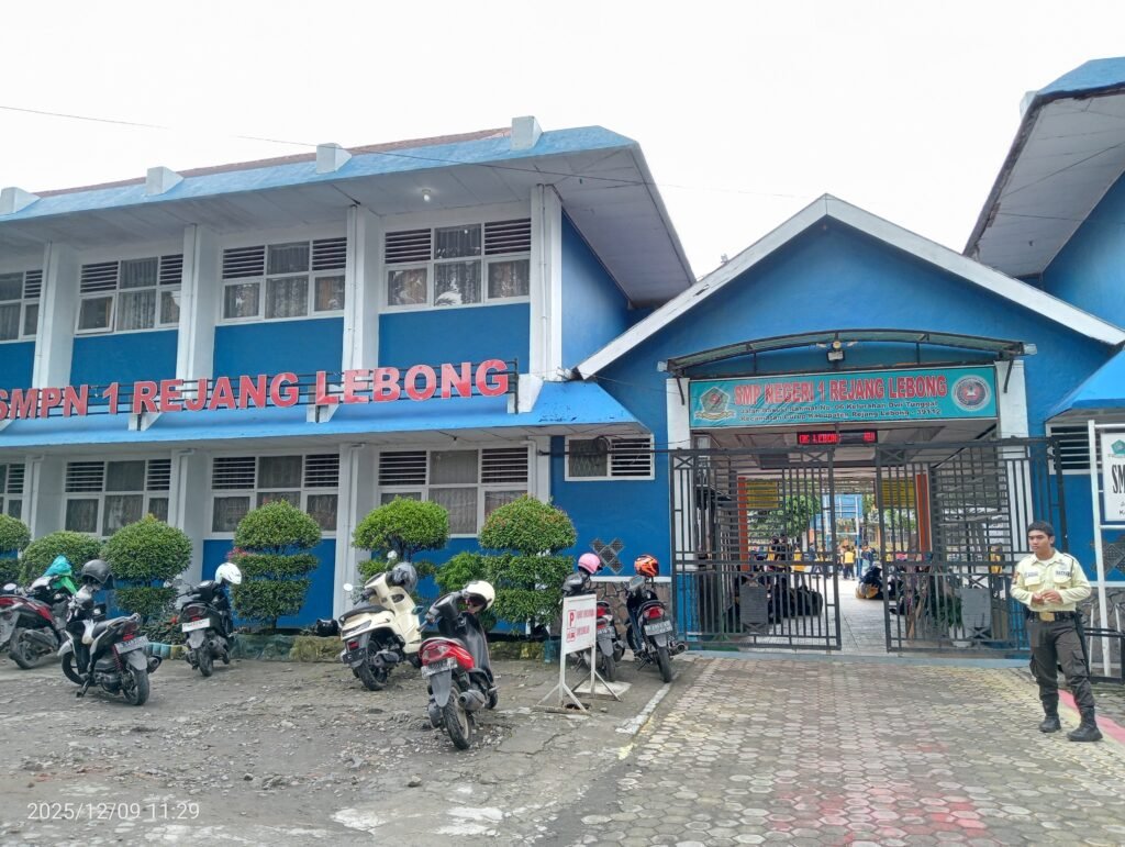 Potret halaman depan SMP Negeri 1 Rejang Lebong